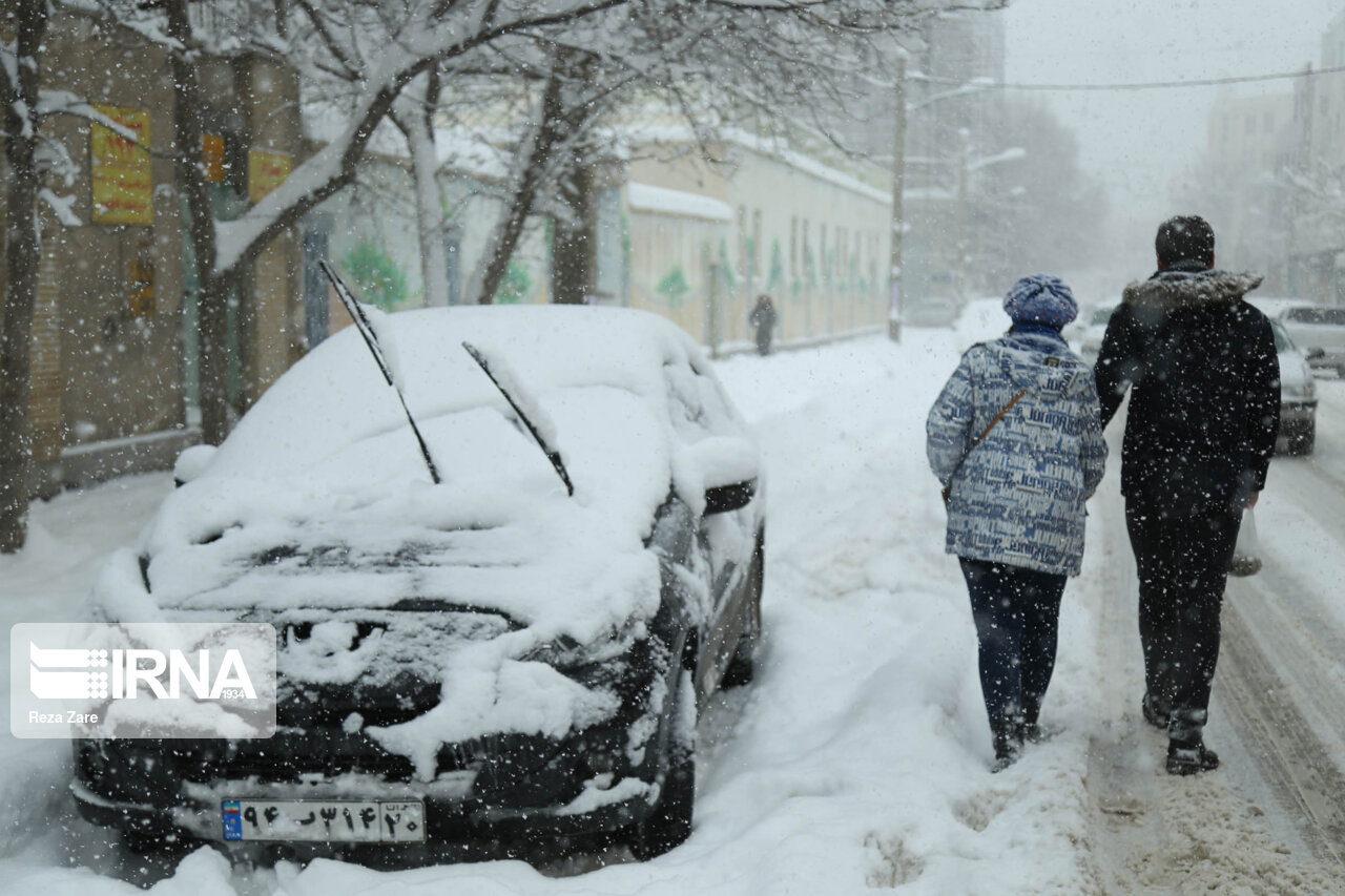 مشکلات و خطرات بارش نیم متری برف زمستانی در اردبیل + عکس