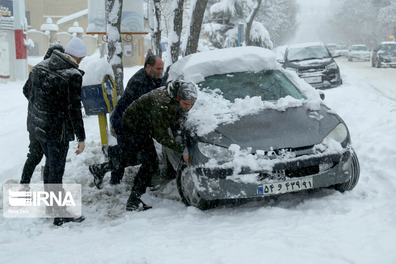 مشکلات و خطرات بارش نیم متری برف زمستانی در اردبیل + عکس