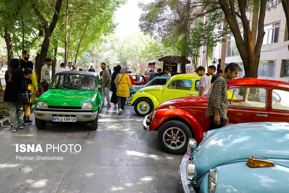 ببینید ماشین های لاکچری و کلاسیک اصفهان در زیباترین خیابان ایران / چهار باغ عباسی !