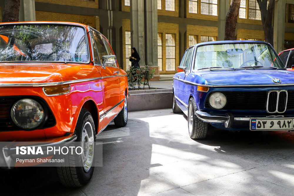 ببینید ماشین های لاکچری و کلاسیک اصفهان در زیباترین خیابان ایران / چهار باغ عباسی !