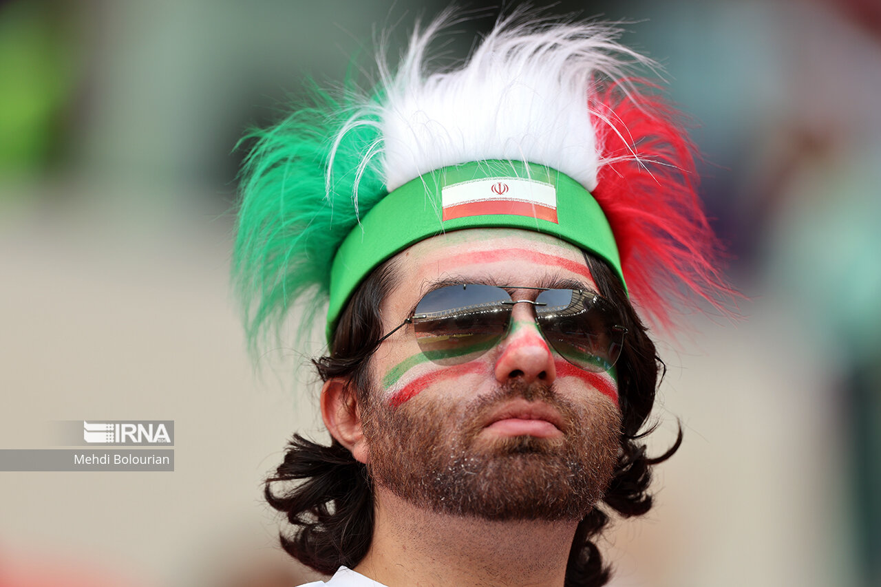 پوشش متفاوت طرفداران زن تیم ملی فوتبال ایران / دیدار ایران ولز !