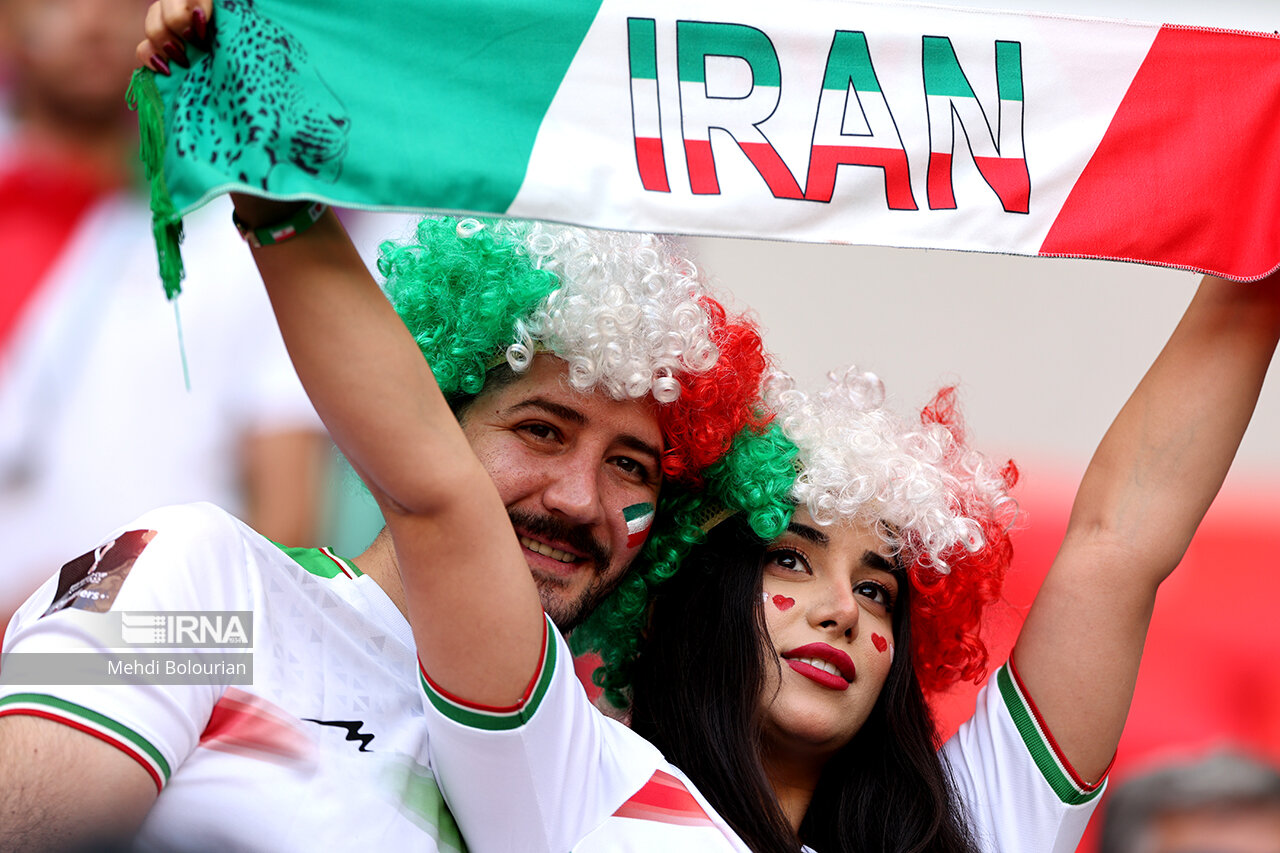 پوشش متفاوت طرفداران زن تیم ملی فوتبال ایران / دیدار ایران ولز !