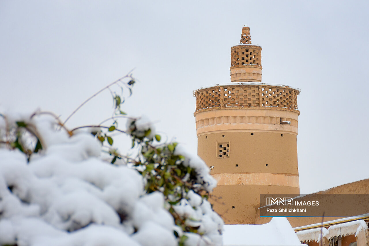 تصاویر زیبا از بارش برف در نجف‌آباد و برج کبوترخانه که بعد از سالها سفید پوش شد!