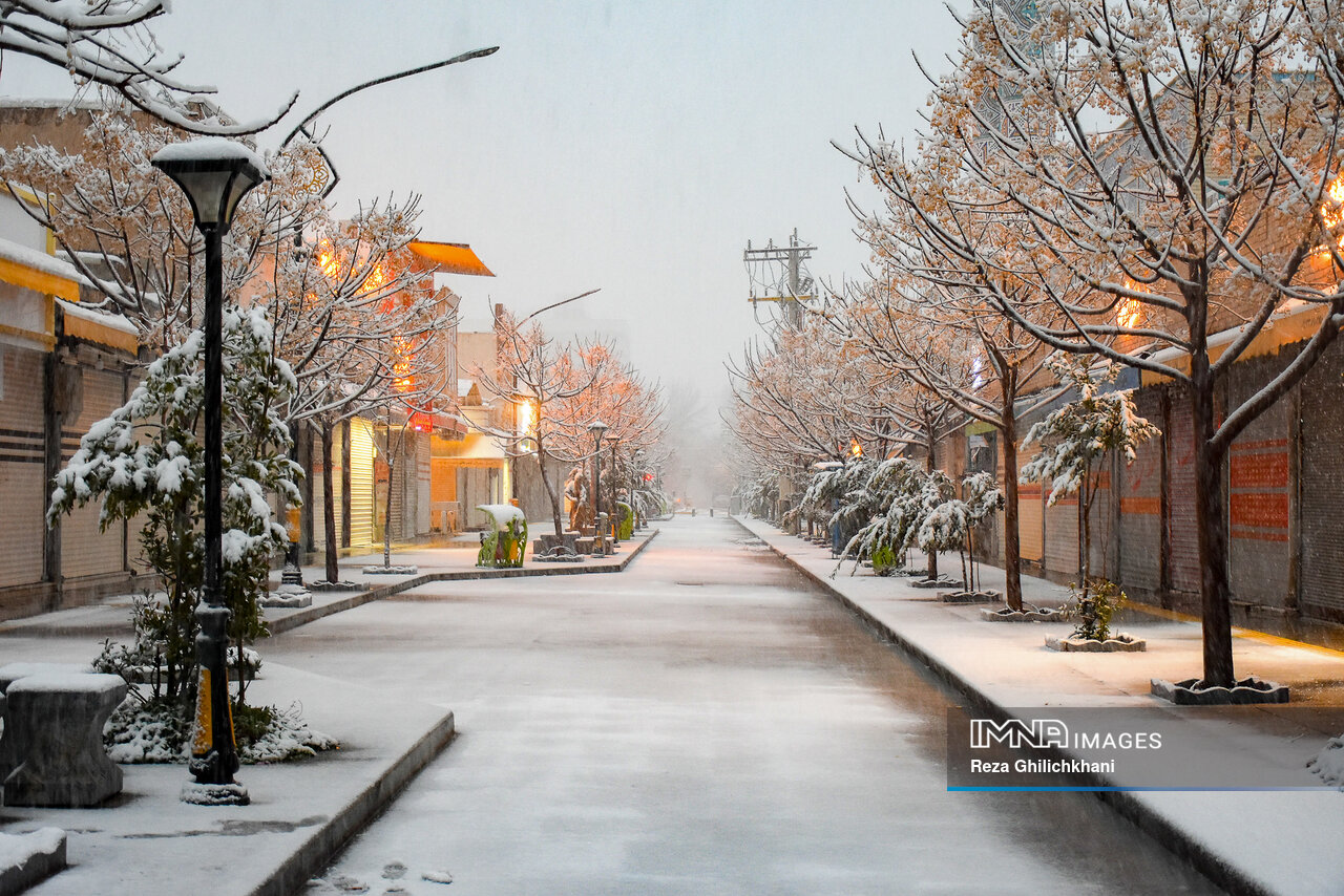 تصاویر زیبا از بارش برف در نجف‌آباد و برج کبوترخانه که بعد از سالها سفید پوش شد!