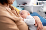علت گاز گرفتن سینه مادر هنگام شیر خوردن نوزاد چیست؟
