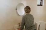 دلایل ایستاده ادرار کردن کودک و عوارض جدی آن !