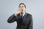 آیا خمیازه کشیدن موجب ابطال نماز می شود؟