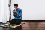 آیا چرخاندن سر بعد از سلام نماز واجب است ؟