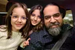 رانندگی دختر کوچولوی رضا صادقی با ماشین لاکچری پدرش!