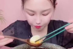 روش خیره کننده غذا خوردن این دختر کره ای