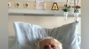 آواز خواندن خواننده قدیمی در بیمارستان