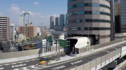 عبور یک بزرگراه از وسط یک برج در ژاپن