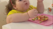 کلیپ دختر بچه ناز درحال غذا خوردن