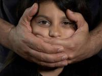 با کودکی که مورد آزار جنسی قرار گرفته چگونه برخورد کنیم؟