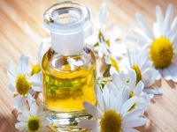 ۶ خاصیت معجزه آسا روغن بابونه برای درمان بیماری ها