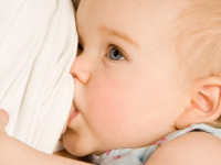 آیا شیر مادر به جز تغذیه کودک خواص درمانی دیگری دارد؟