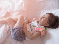۹ درمان خانگی فوق العاده برای دل درد کودکان