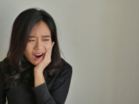 ۱۳ درمان خانگی برای از بین بردن درد دندان عقل