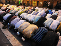 بررسی ارجحیت نماز اول وقت یا پاسخ به ارباب رجوع ؟