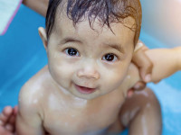 ۹ راهکار طلایی برای از بین بردن ترس کودک از حمام