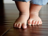 راههای مناسب برای راه رفتن کودک : چگونه به راه رفتن کودک کمک کنم؟