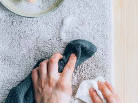 ۱۲ محلول قوی خانگی برای تمیز کردن آسان لکه فرش و موکت