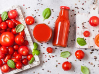 طرز تهیه آب گوجه فرنگی در منزل + خواص و مضرات آب گوجه فرنگی
