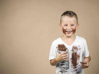 ۴ گام ساده برای پاک کردن لکه شکلات و بستنی از روی لباس بچه‌ها
