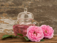 ۴ روش ساده برای تهیه گلاب در خانه