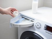 زمان ریختن نرم کننده در ماشین لباسشویی و نحوه استفاده از آن