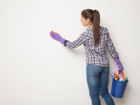 ۳ روش برای پاک کردن لکه ی خودکار از روی دیوار