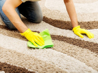 ۱۱ روش جادویی برای پاک کردن لکه از روی فرش