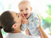 16 رفتاری که خبر از علاقه و وابستگی نوزاد به مادرش را می دهد