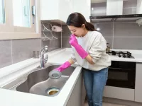 4 مرحله ساده برای رفع بوی بد کفشور آشپزخانه