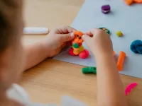فواید شگفت‌انگیز خمیر بازی برای کودکان