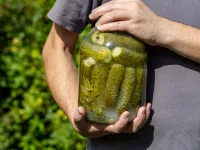 سندرم شیشه خیارشور : قضاوت و بررسی مشکلات زندگی دیگران از دور !