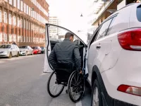 آیا امکان دریافت گواهینامه برای افراد معلول وجود دارد؟