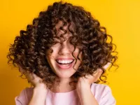 9 دلیل برای اثبات بهتر بودن موی فر نسبت به موی صاف !