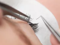 علائم حساسیت ناشی از چسب مژه
