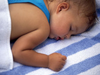 علت عرق کردن (کودک و نوزاد) در خواب چیست ؟