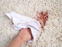 پاک کردن و چربی زدایی لکه روغن از روی فرش فقط در چند دقیقه