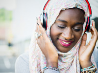 گوش کردن آهنگ و رقصیدن در ماه رمضان از نظر علما چه حکمی دارد؟