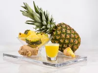 روش تهیه نوشیدنی اسموتی آناناس با زنجبیل