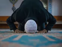حرکات نماز : چرا هر رکعت نماز دو سجده دارد ؟