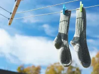 از بین بردن سیاهی کف جوراب با مواد طبیعی!