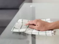 رفع خش میز شیشه ای با مواد طبیعی در منزل