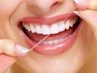 زمان مناسب برای استفاده از نخ دندان و نحوه صحیح نخ دندان کشیدن