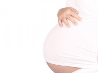 درد و گرفتگی زیر شکم در حین حرکت جنین در شکم مادر