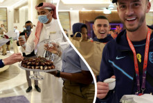 پذیرایی قطری ها با خرما و قهوه عربی از تیم ملی انگلیس / تصاویر