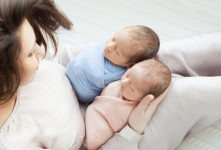 چگونه از نوزاد دوقلو مراقبت کنیم؟